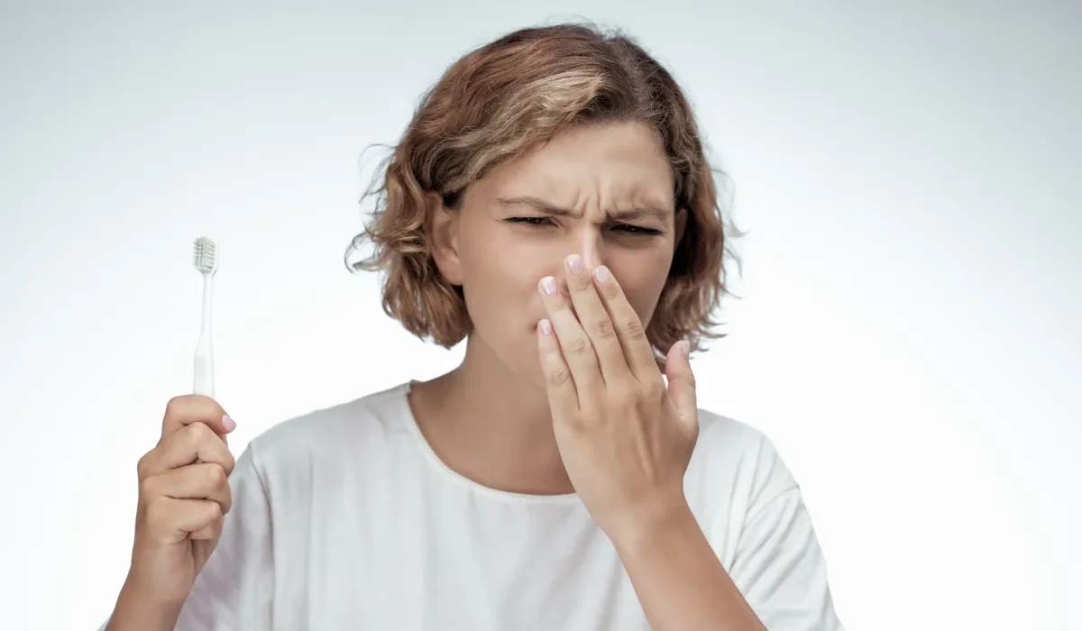 علت بوی بد دهان- دندانپزشکی گیشا آرام دنتال