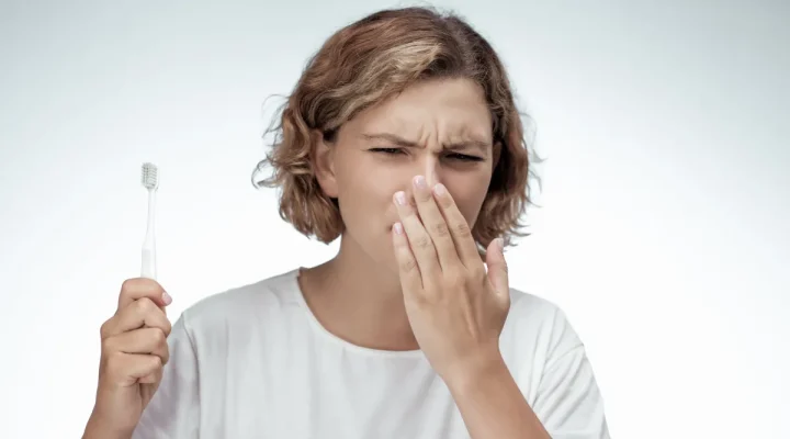 علت بوی بد دهان- دندانپزشکی گیشا آرام دنتال