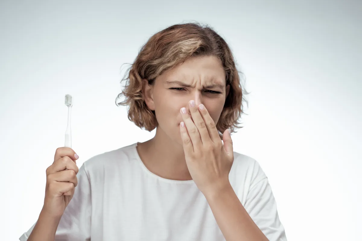 علت بوی بد دهان- دندانپزشکی گیشا آرام دنتال